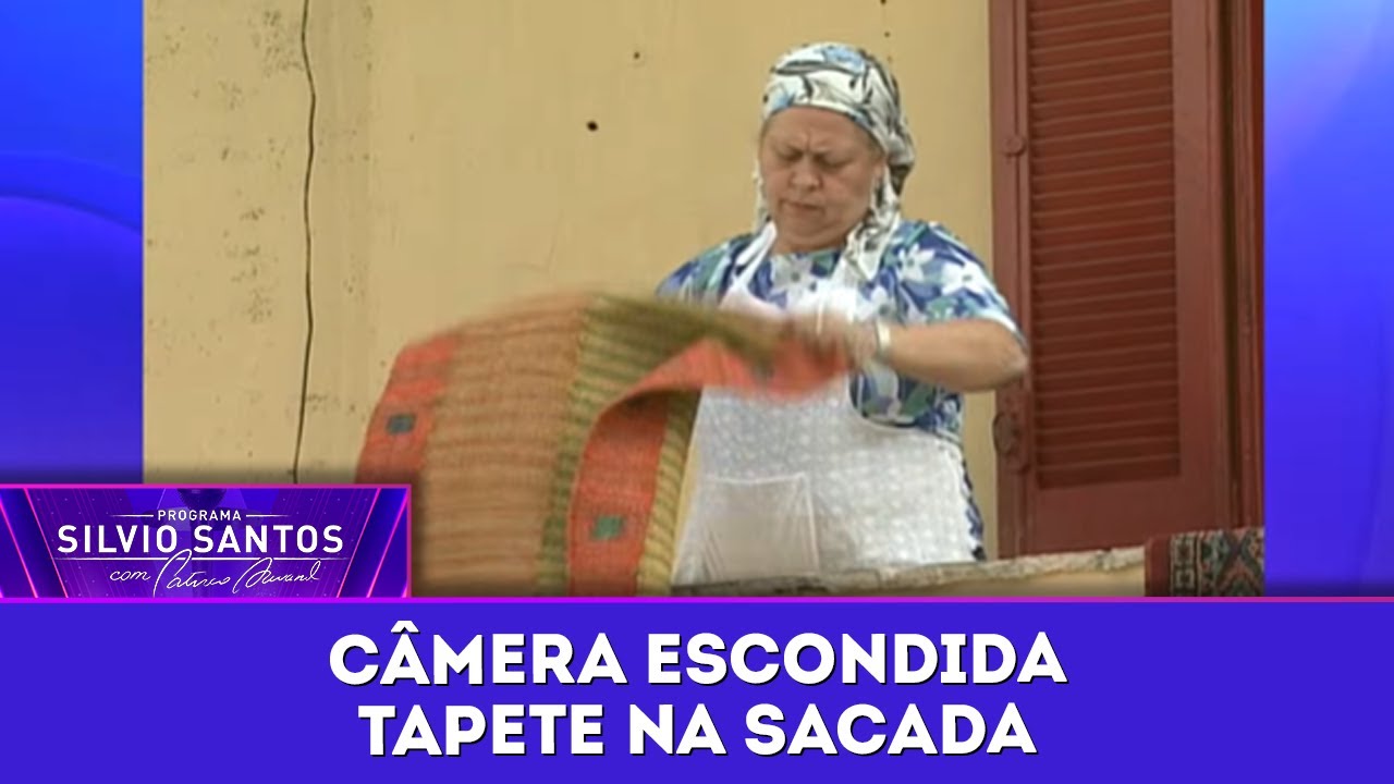 Ela bateu o tapete na sacada